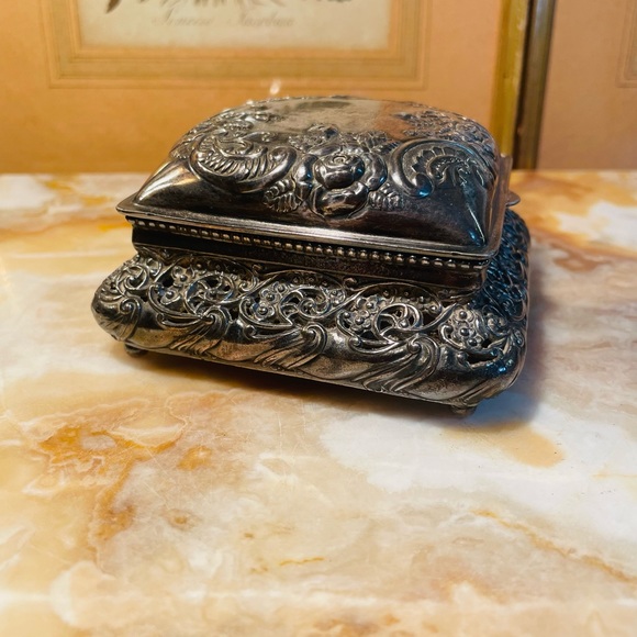 Vintage Wilcox Silver-plated Art Nouveau style Hinged Lid Trinket Jewelry Box - Picture 4 of 11